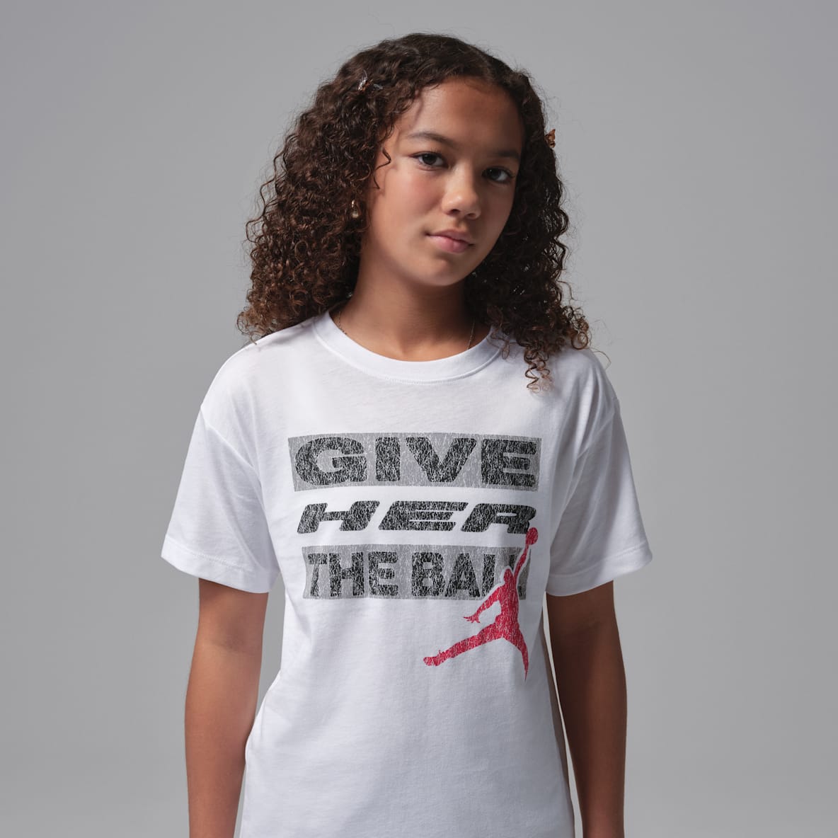 Jordan Jordan Playera "Give Her the Ball" para niños talla grande