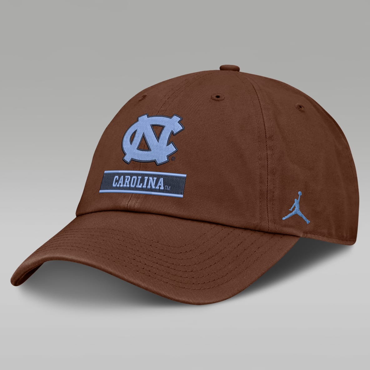 North Carolina 2026 Military Appreciation Club Gorra universitaria marca Jordan ajustable para hombre