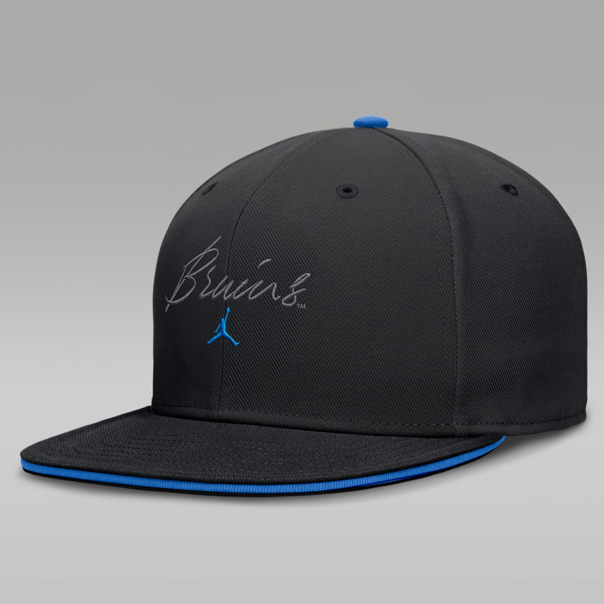 UCLA Pro Gorra universitaria marca Jordan Dri-FIT ajustada para hombre