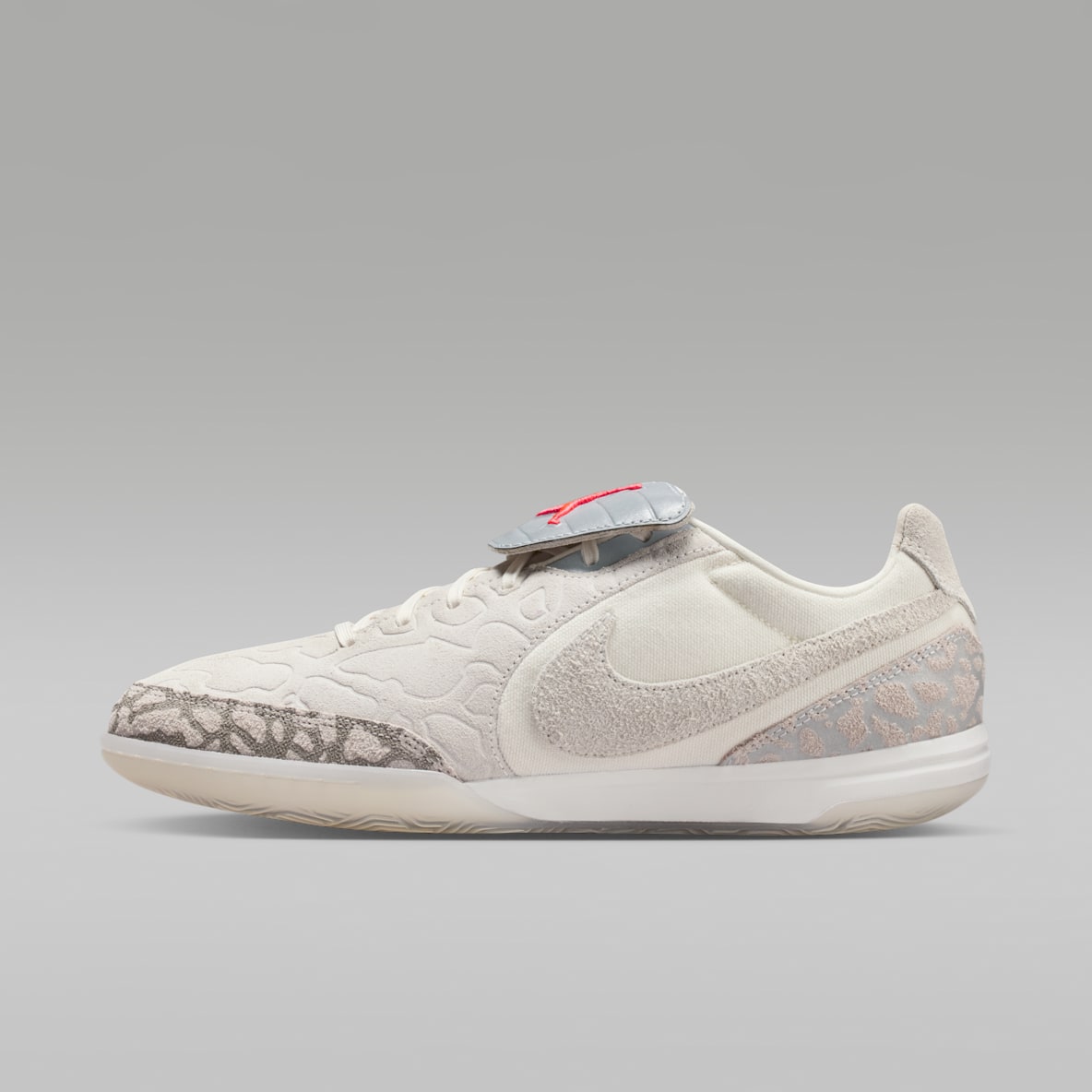 조던 티엠포 스트리트가토 SE 실내 코트 로우 탑 축구화