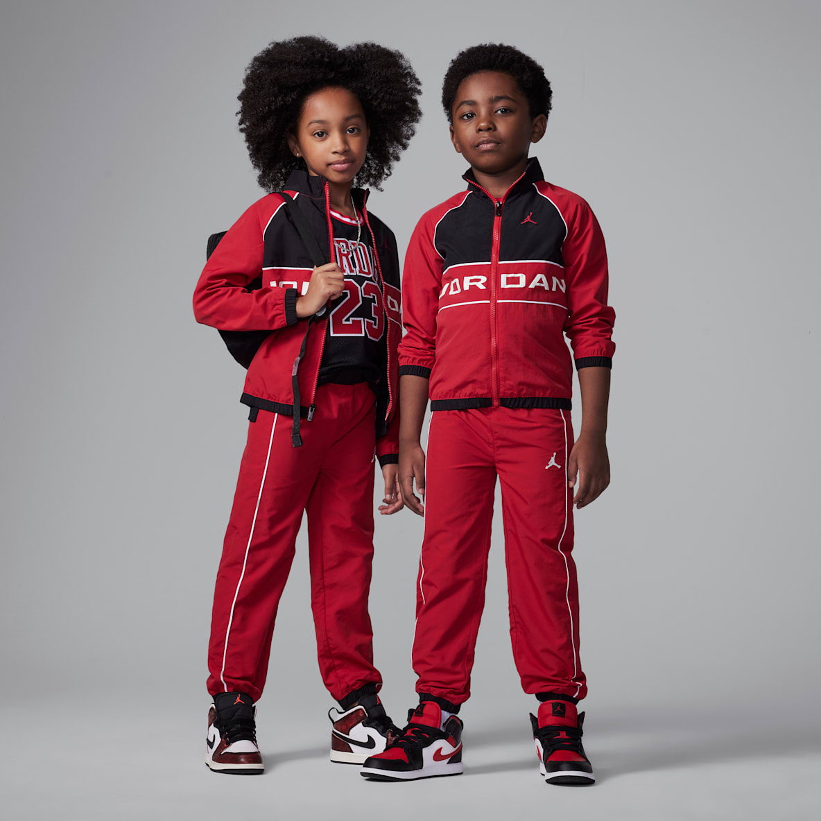 Jordan Jordan Conjunto con ribetes de rompevientos de dos piezas para niños talla pequeña