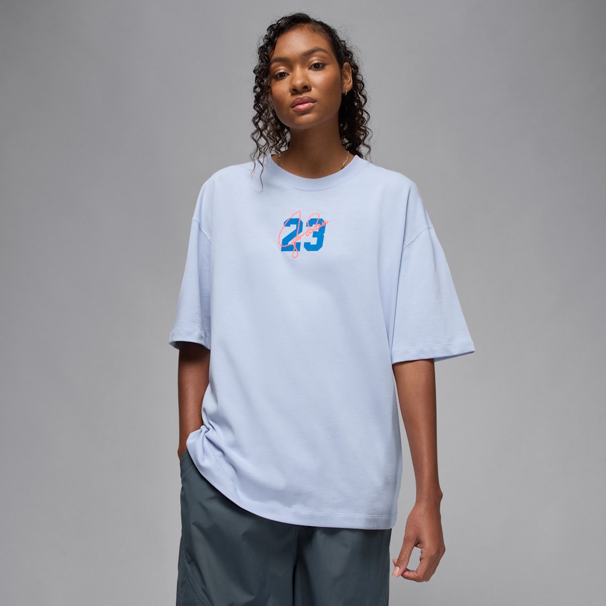 Jordan Essentials Jordan Essentials Playera con gráfico de manga corta para mujer