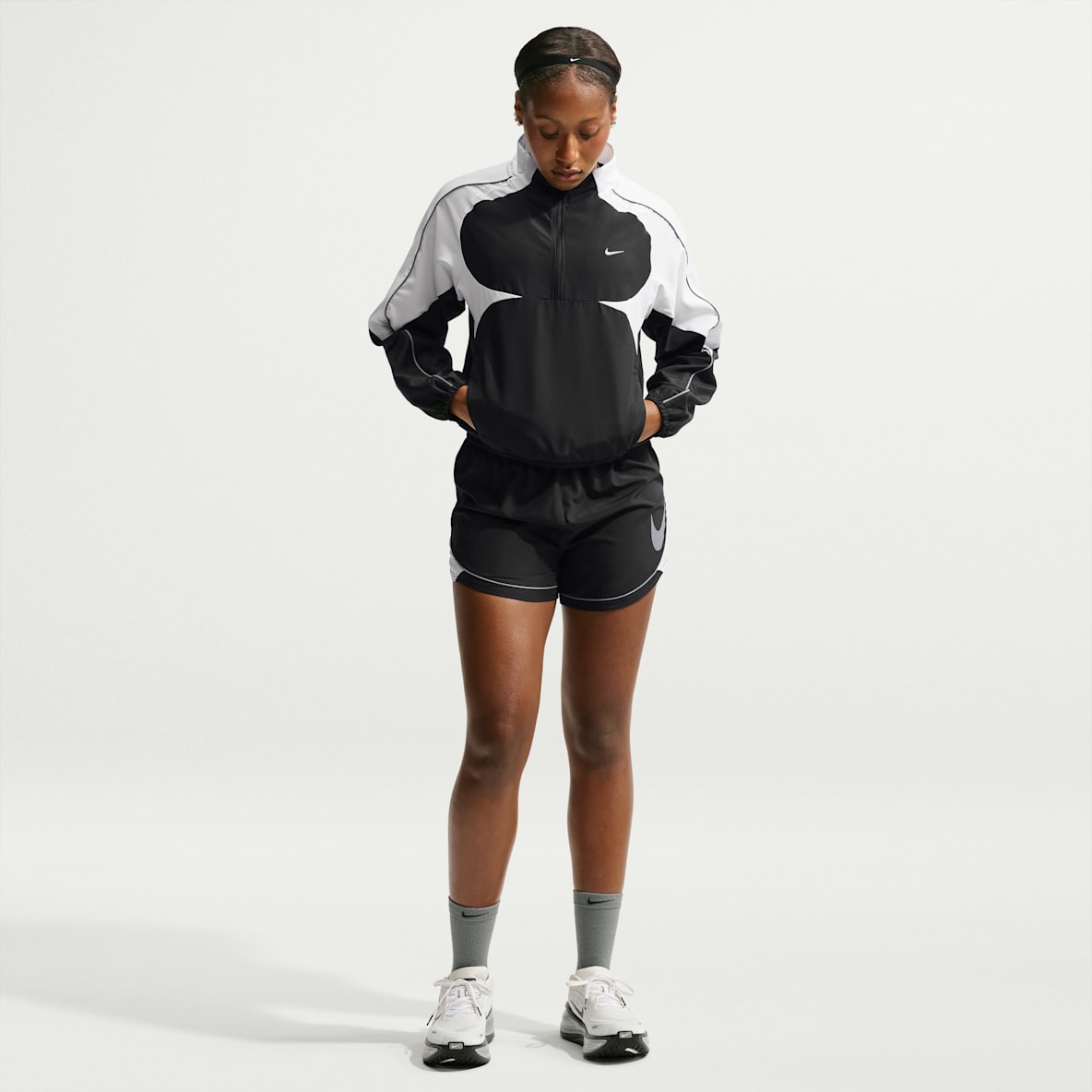 Nike Swoosh Shorts de correr Dri-FIT de tiro medio sin forro para mujer