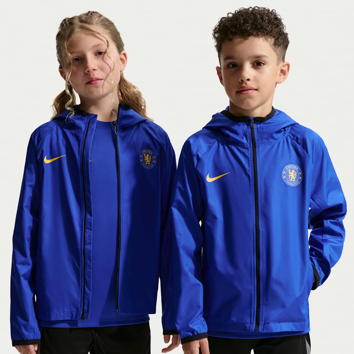 Chelsea F.C. Academy Pro Older Kids' Nike Storm-FIT Football Hooded Rain Jacket