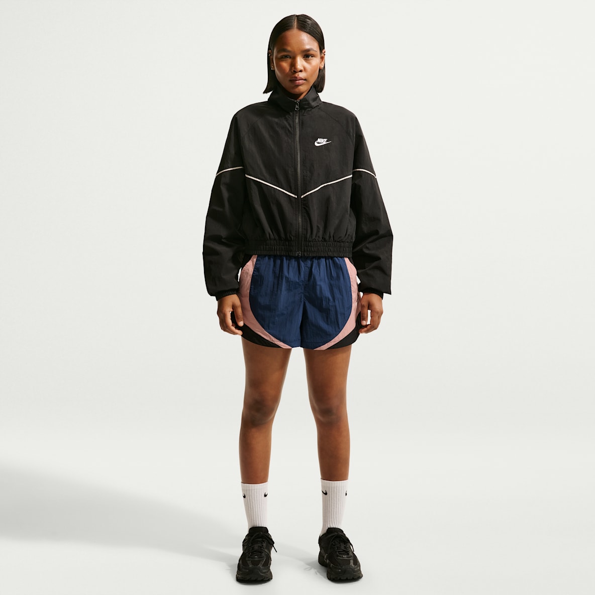 Nike Sportswear Pantalón corto de atletismo de talle medio y 8 cm - Mujer