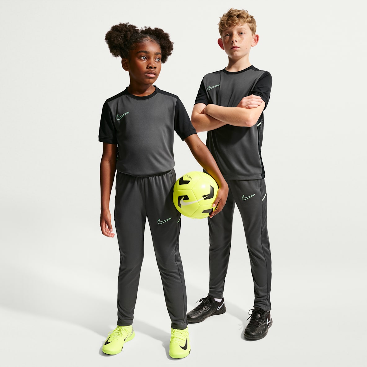 Nike Academy Pants de fútbol Dri-FIT para niños talla grande
