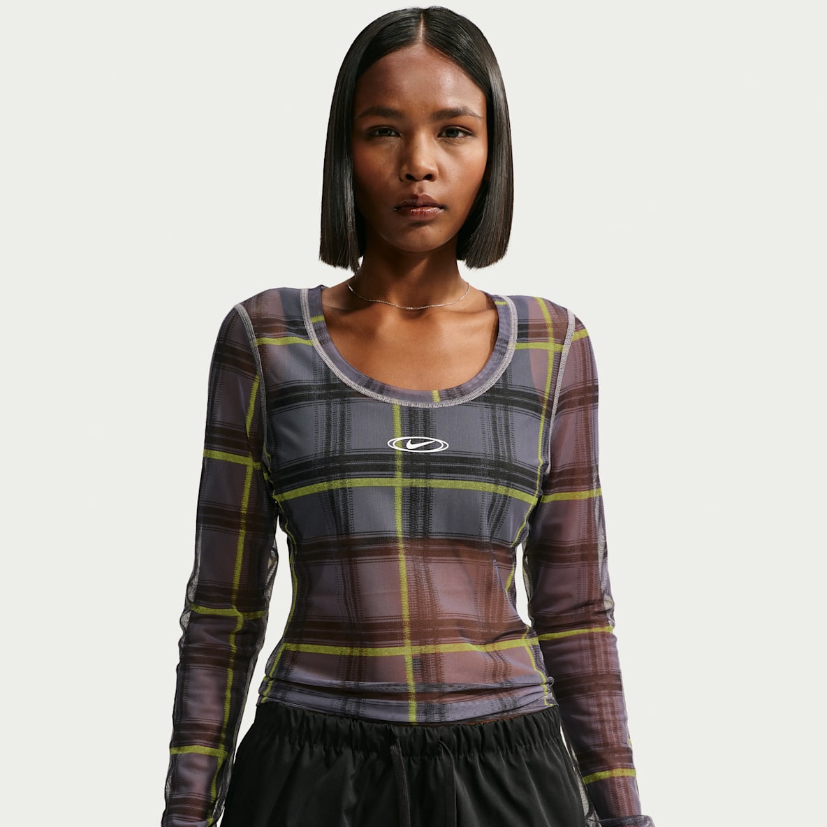 Nike Sportswear Playera de manga larga de malla con diseño a cuadros de ajuste slim para mujer