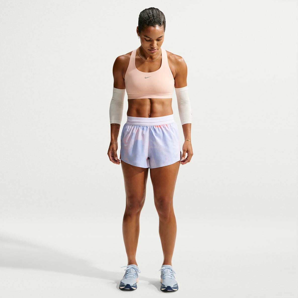 Nike Swift Shorts da running 6 cm Dri-FIT a vita media con slip – Donna
