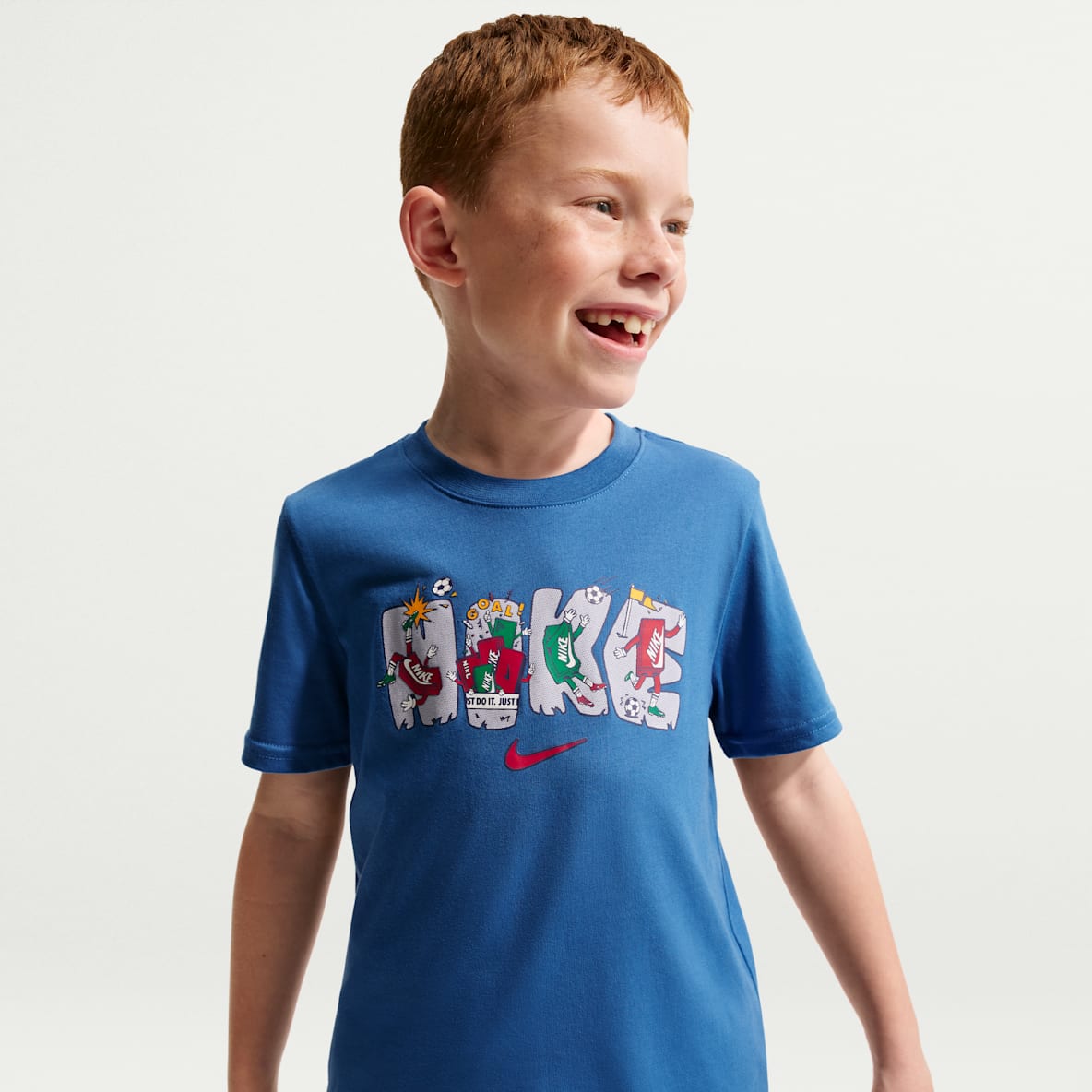 Nike Playera con gráfico de varios deportes de corte cuadrado para niños talla pequeña
