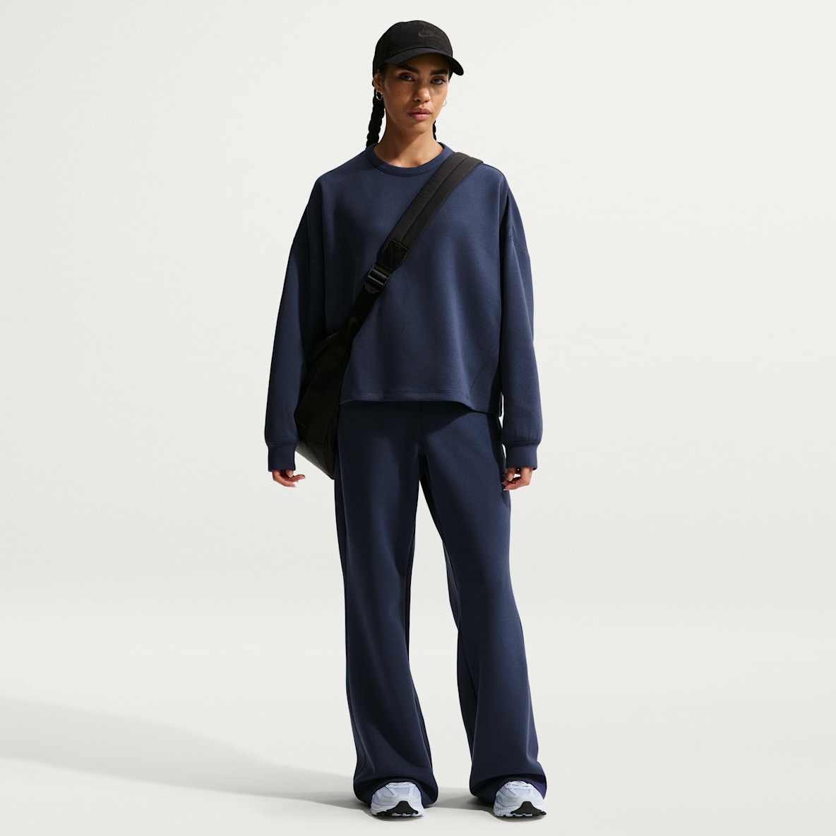 Nike 24.7 ImpossiblySoft Pants Dri-FIT de tiro alto de pierna holgada y acampanada para mujer