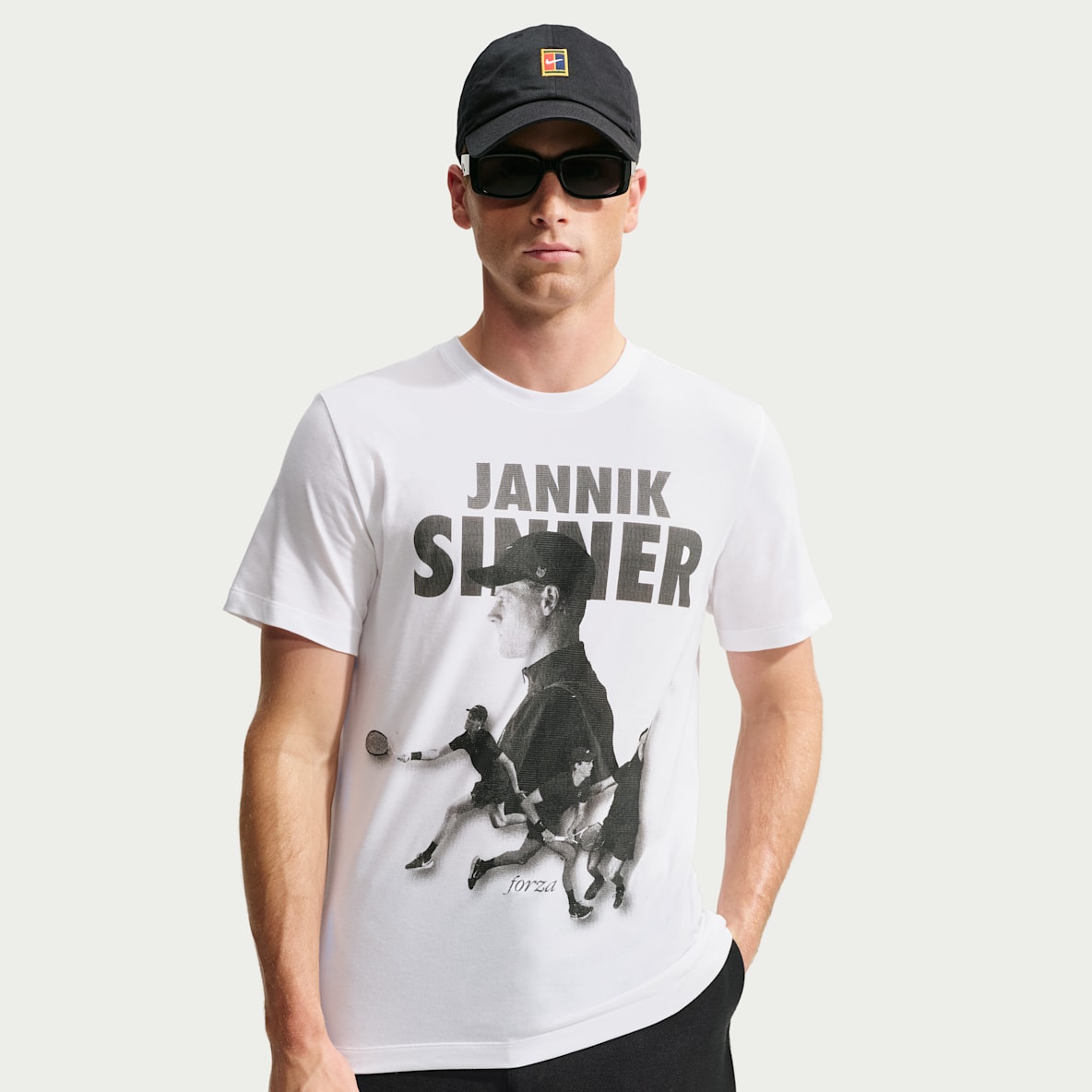 Jannik Sinner Playera de tenis con gráfico NikeCourt Dri-FIT para hombre