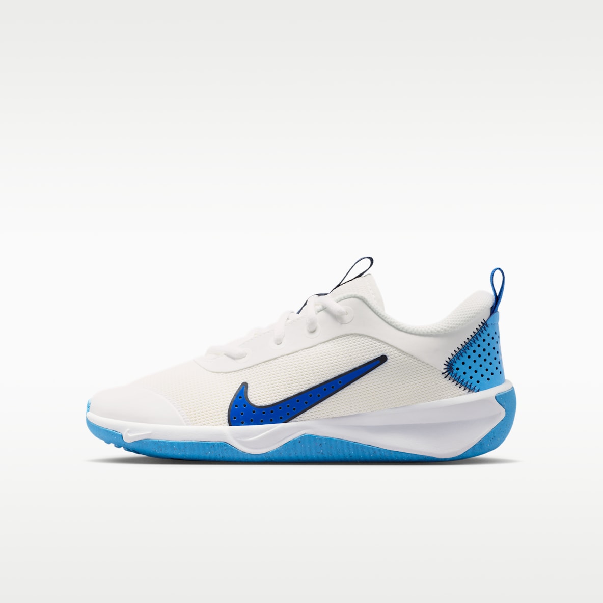 Nike Omni Multi-Court Hallenschuh für ältere Kinder