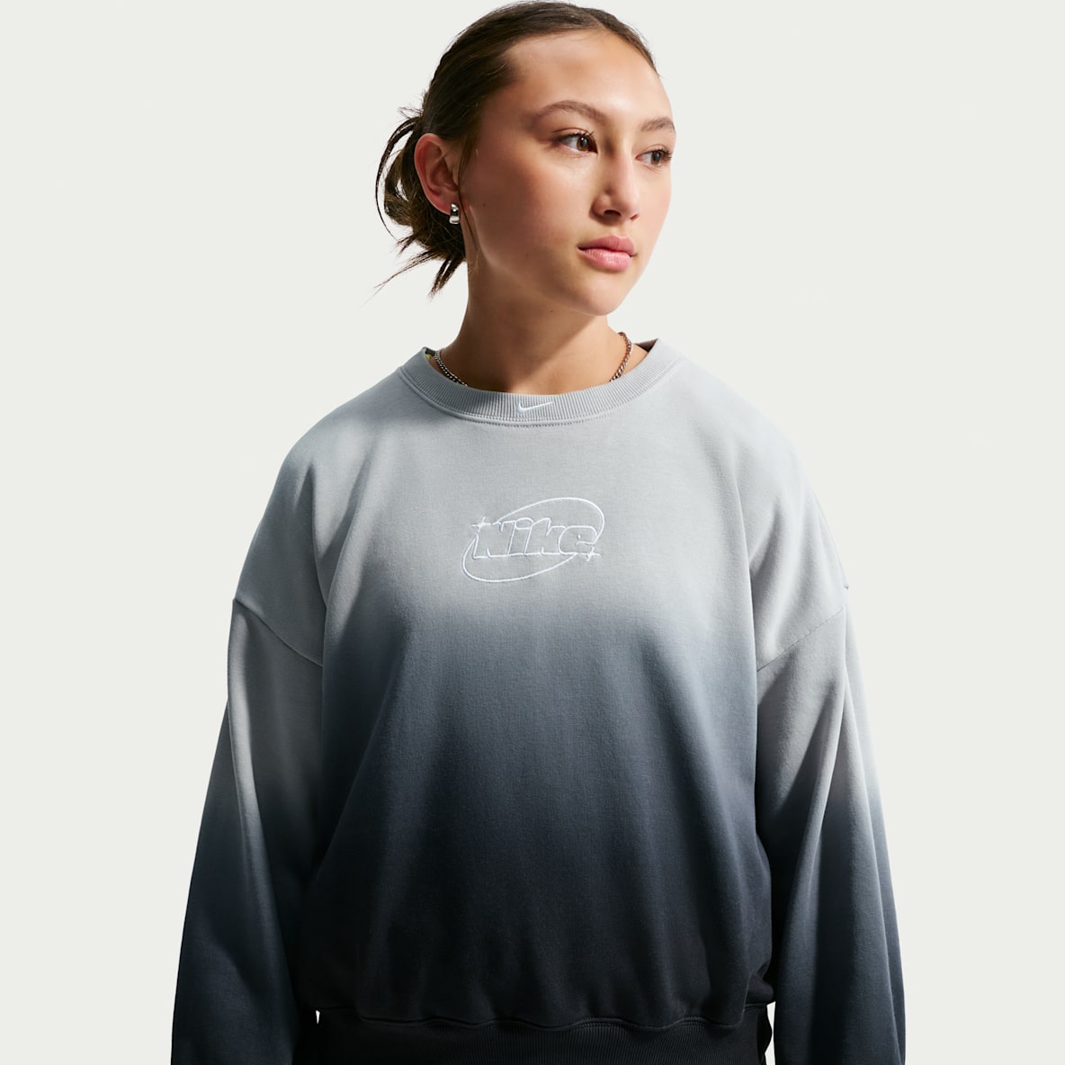Nike Studio Fleece Lightweight Tröja i oversize-modell med rund hals och tryck för ungdom (tjejer)