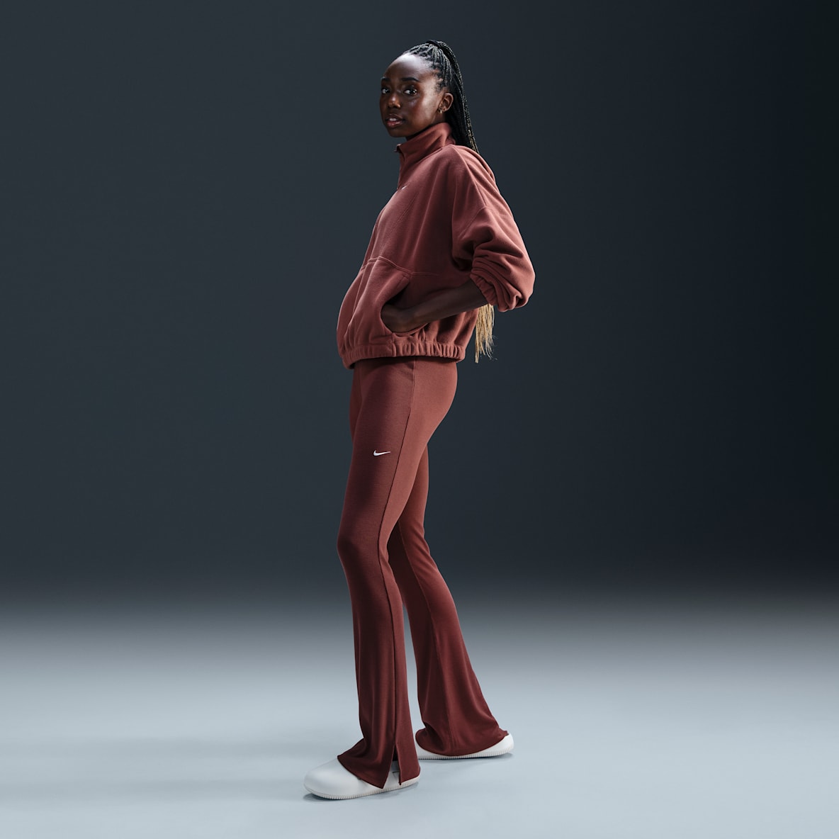Nike Sportswear Chill Knit Leggings acampanados de tela de minicanalé ajustados para mujer