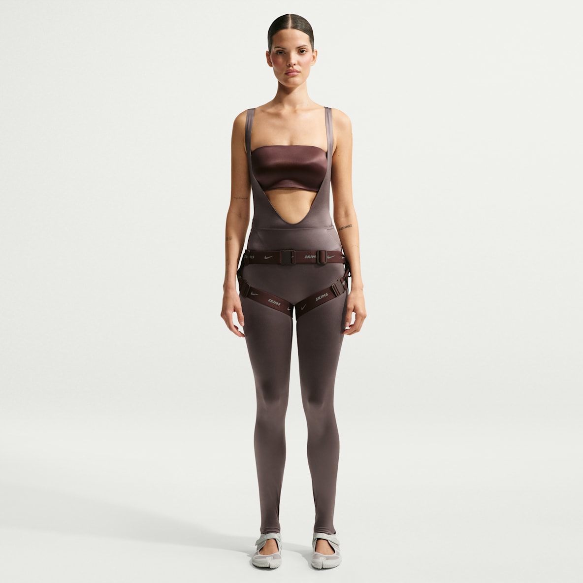 NikeSKIMS Satin Shine Legging taille haute thermocollé 74 cm pour femme