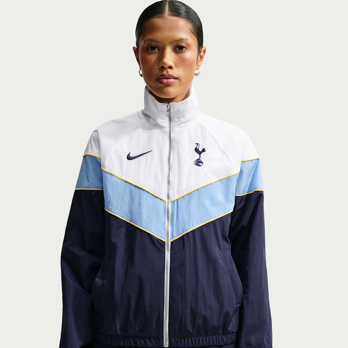 Tottenham Hotspur Windrunner Nike UV Dokuma Kadın Futbol Ceketi