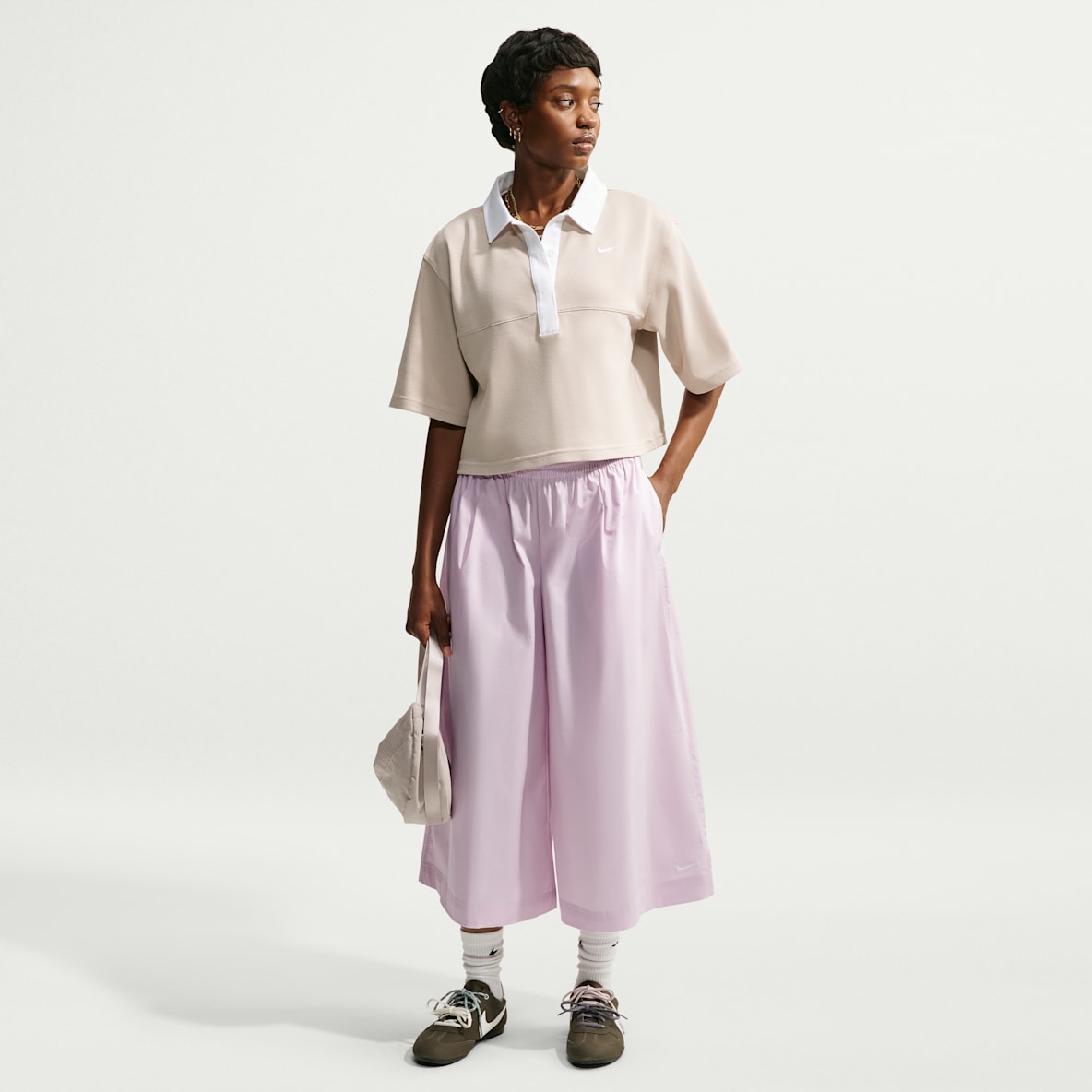 Nike Sportswear Pants tipo culotte de popelina de tiro medio oversized para mujer