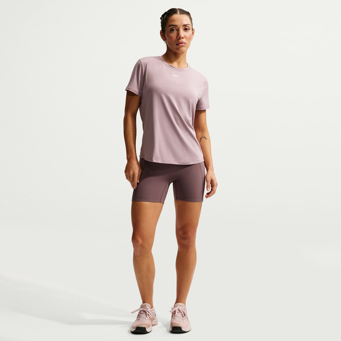 Nike Universa Shorts de ciclismo de tiro alto de 13 cm sin costura frontal para mujer