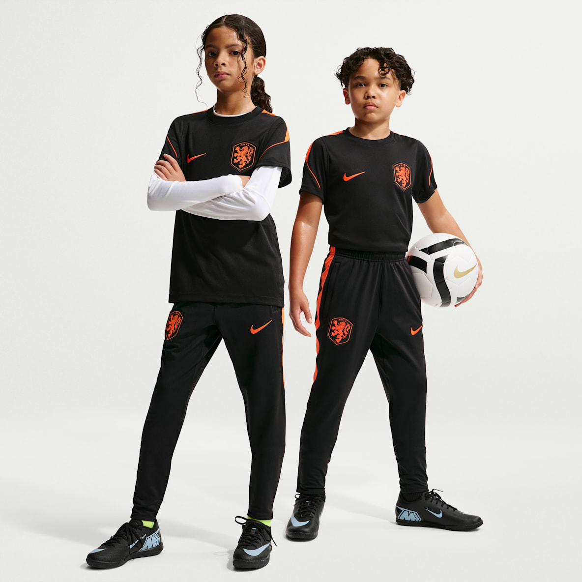 Netherlands Strike Older Kids' Nike Dri-FIT Football Knit Pants