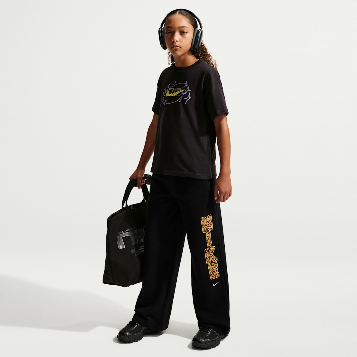 Nike Sportswear Studio Pants de tejido Fleece con dobladillo abierto para niña talla grande