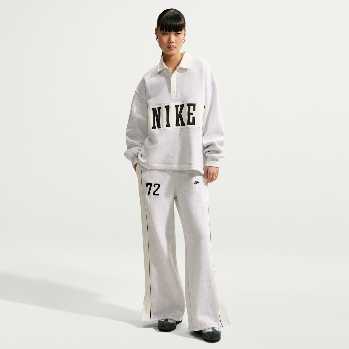 Nike Studio Fleece aus mittelschwerem Material Hose mit mittelhohem Bund und weitem Bein (Damen)