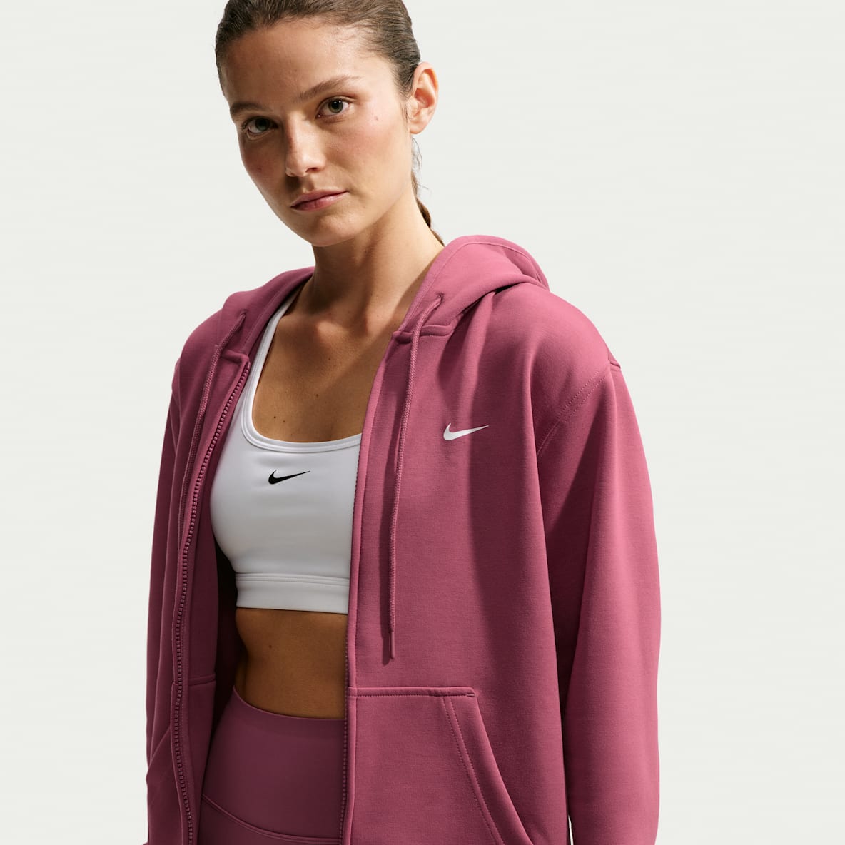 Nike Studio Fleece Sport Sudadera con gorro Dri-FIT de cierre completo para mujer