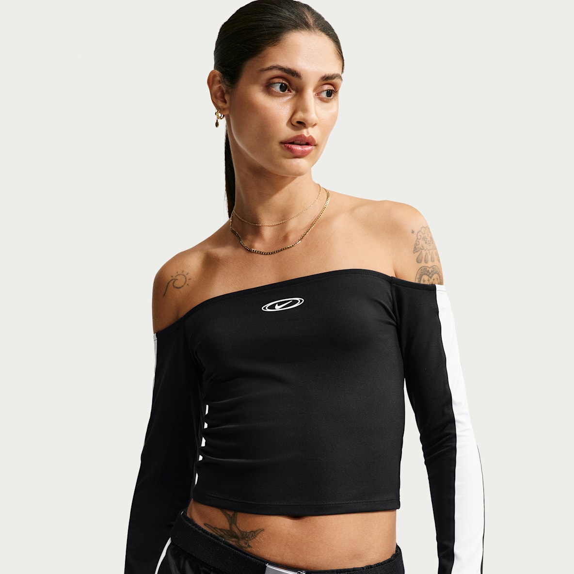Nike Sportswear Haut ajusté à manches longues et épaules dénudées pour femme