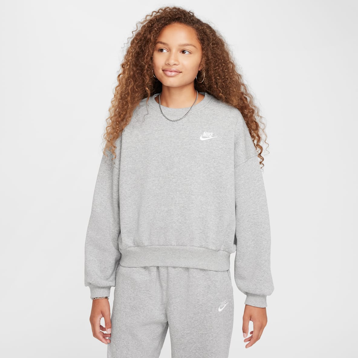 Nike Sportswear Club Fleece Sudadera de cuello redondo Dri-FIT de corte cuadrado para niña
