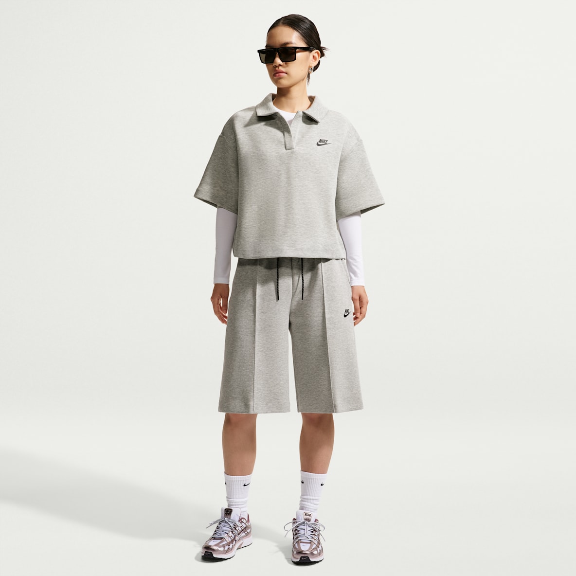 Nike Sportswear Tech Fleece กางเกงขาสั้นทรงหลวมผู้หญิง