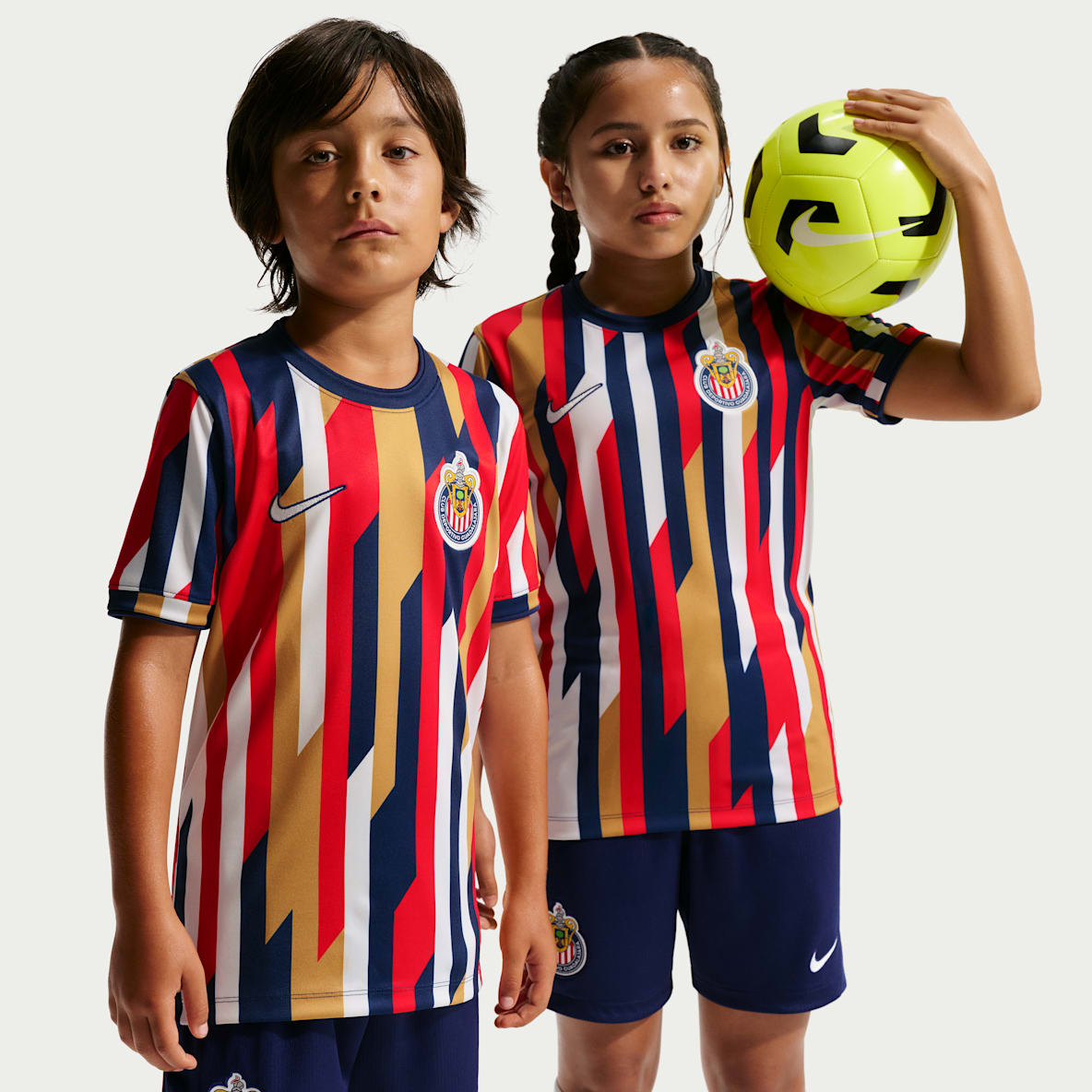C.D. Guadalajara Playera de futbol de manga corta Nike Dri-FIT para antes del partido para niños talla grande