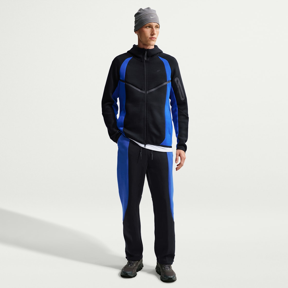Nike Tech Pantaloni in fleece a blocchi di colore con orlo aperto – Uomo