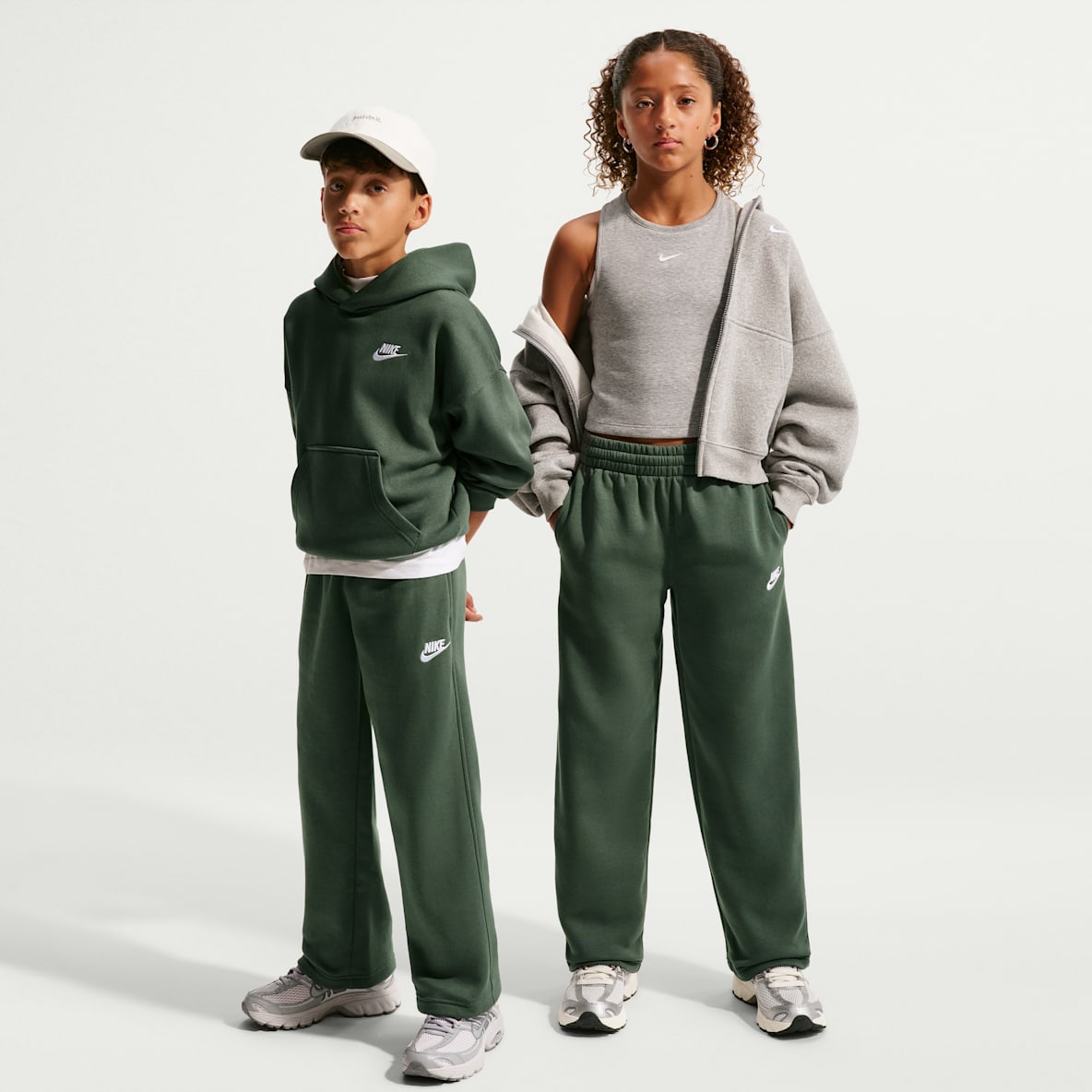 Nike Sportswear Pantalones holgados con dobladillo abierto para niños