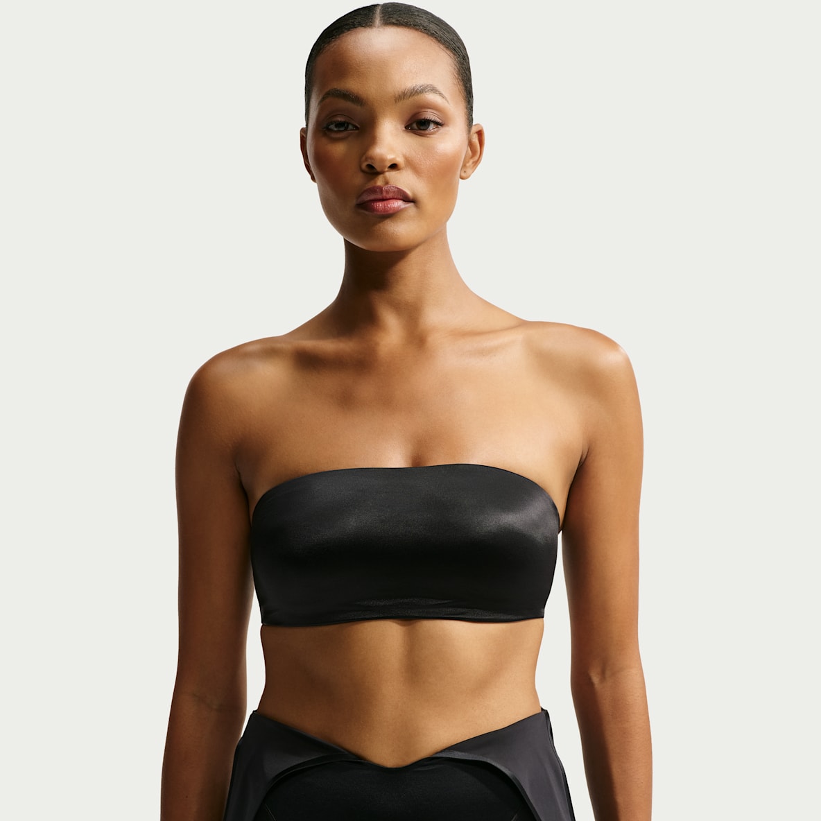 NikeSKIMS Satin Shine Brassière bandeau convertible pour femme