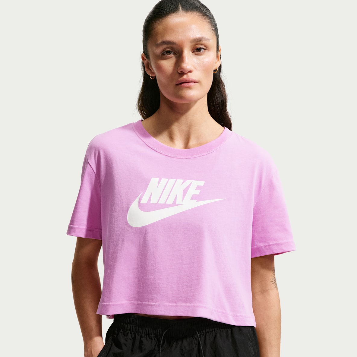 Nike Sportswear Essential Playera cropped con logotipo para mujer