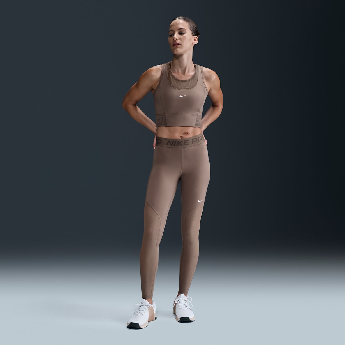 Nike Pro Leggings de tiro medio de largo completo con paneles de malla para mujer