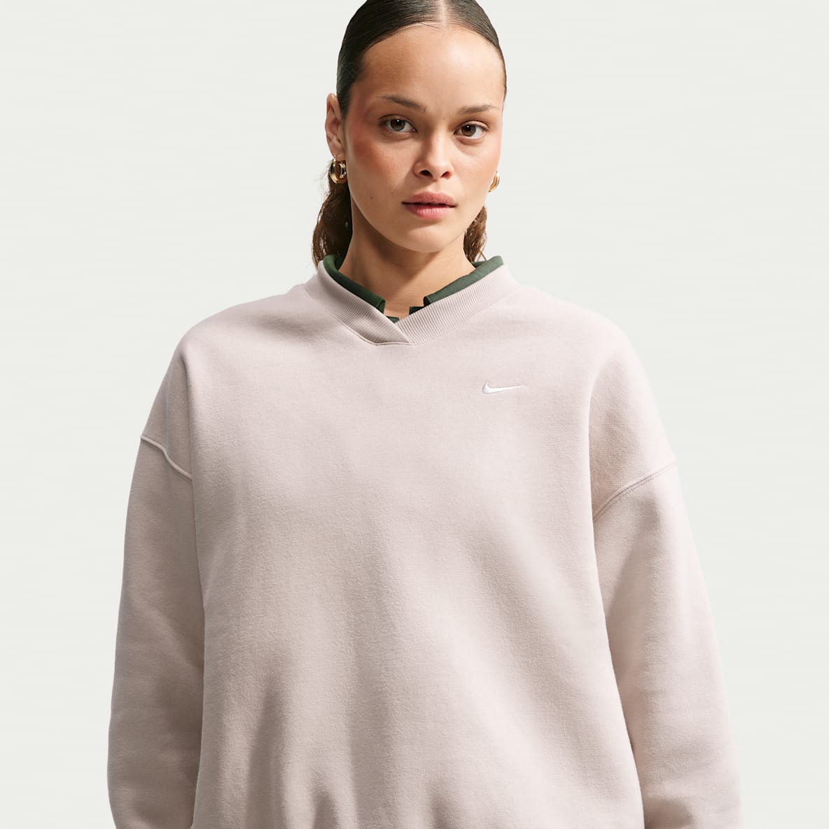 Nike Studio Fleece Medium Weight Playera de cuello en V oversized para mujer