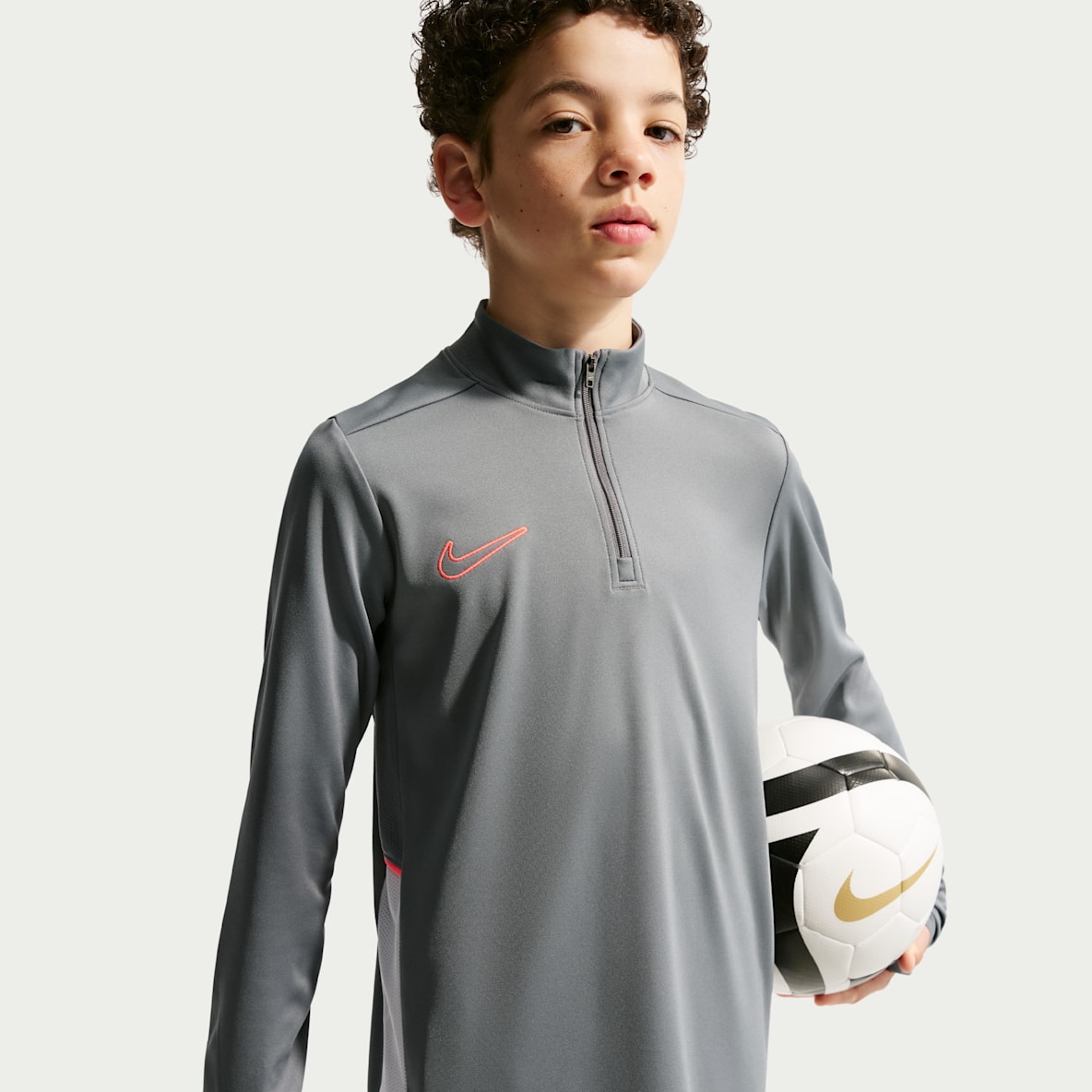 Nike Academy Older Kids' Dri-FIT Long-Sleeve 1/4-Zip Football Drill Top