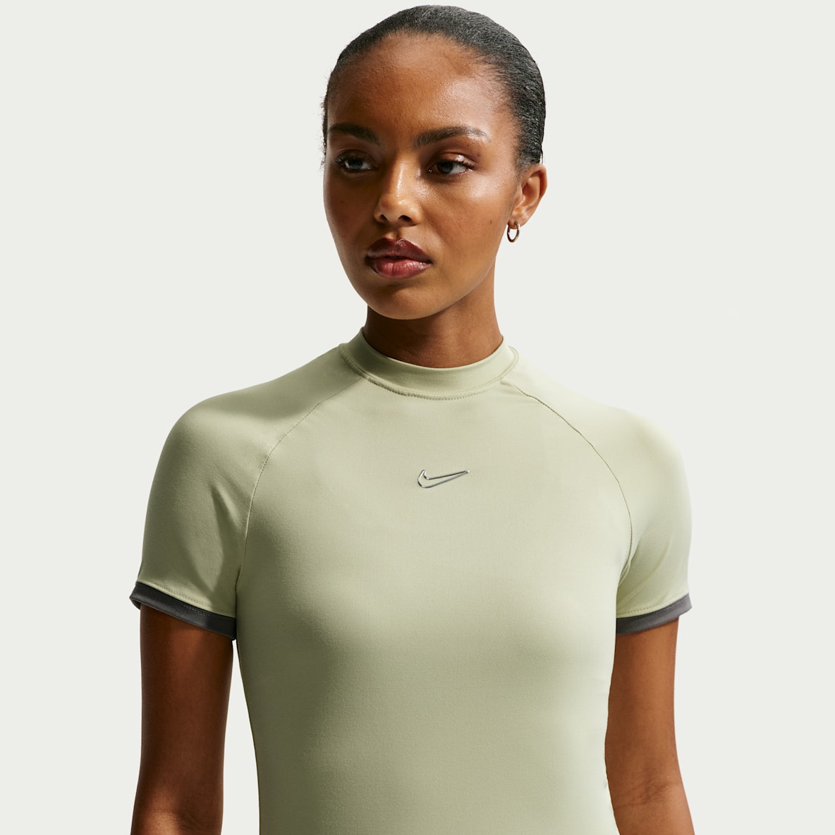 Nike Sportswear Haut slim à manches courtes pour femme