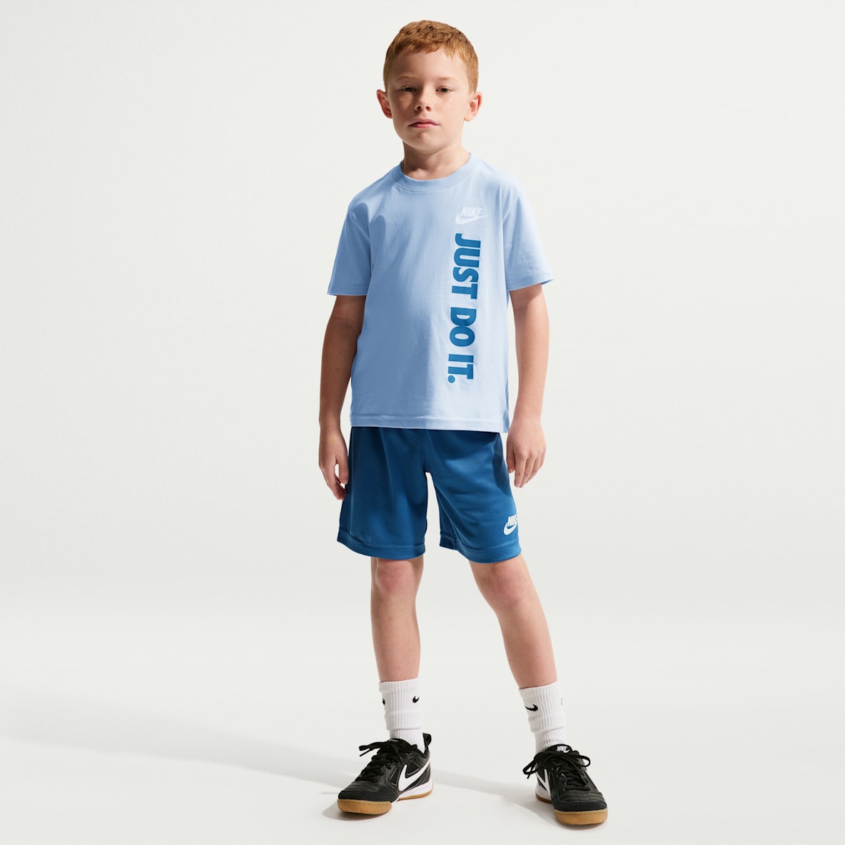 Nike Sportswear Souprava trička s grafickým potiskem „Just Do It“ a síťovaných kraťasů pro malé děti
