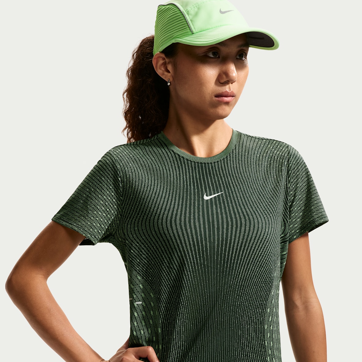 Nike Swift 女款 Aero-FIT 短袖跑步上衣