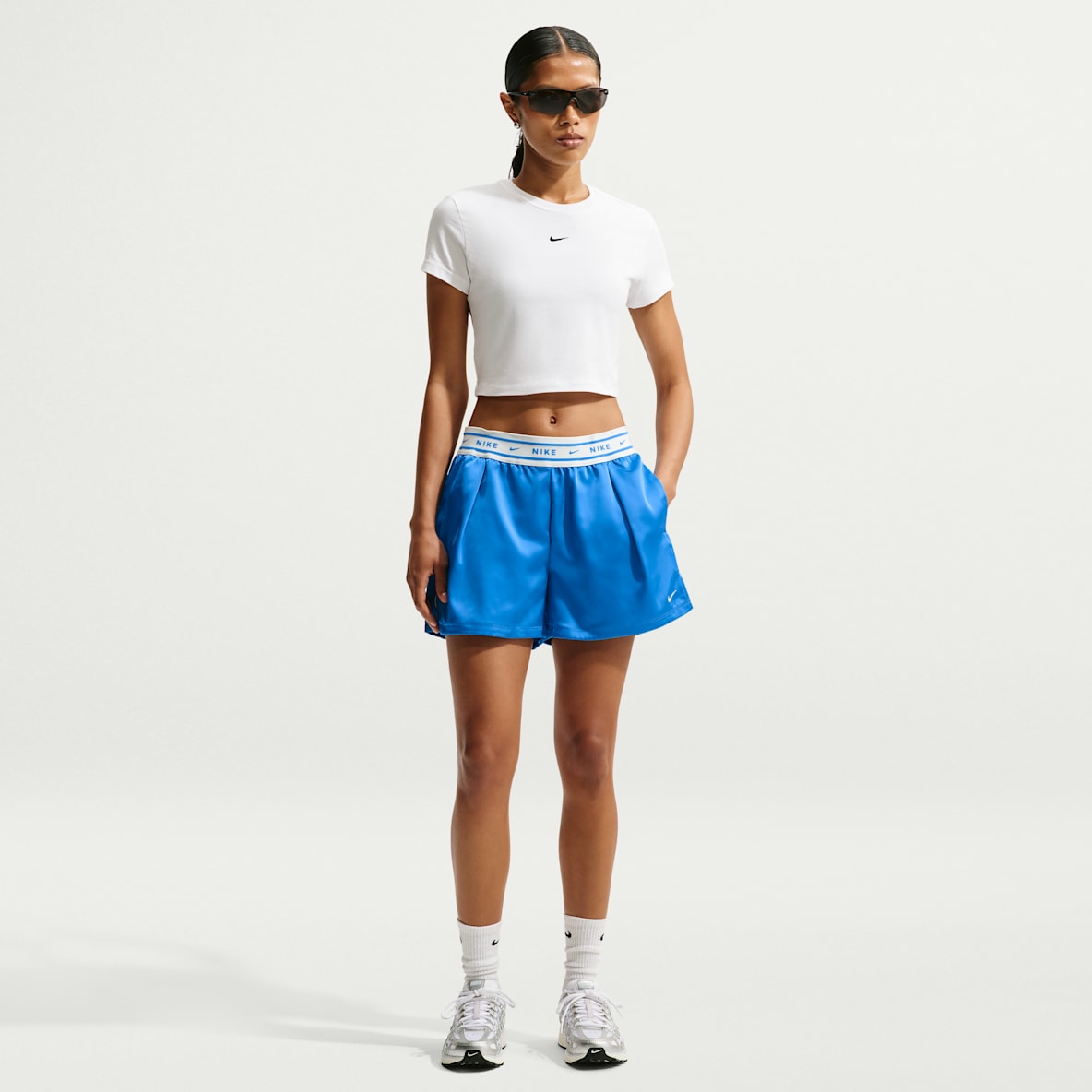 Nike Sportswear Weite Satin-Shorts mit mittelhohem Bund (Damen)
