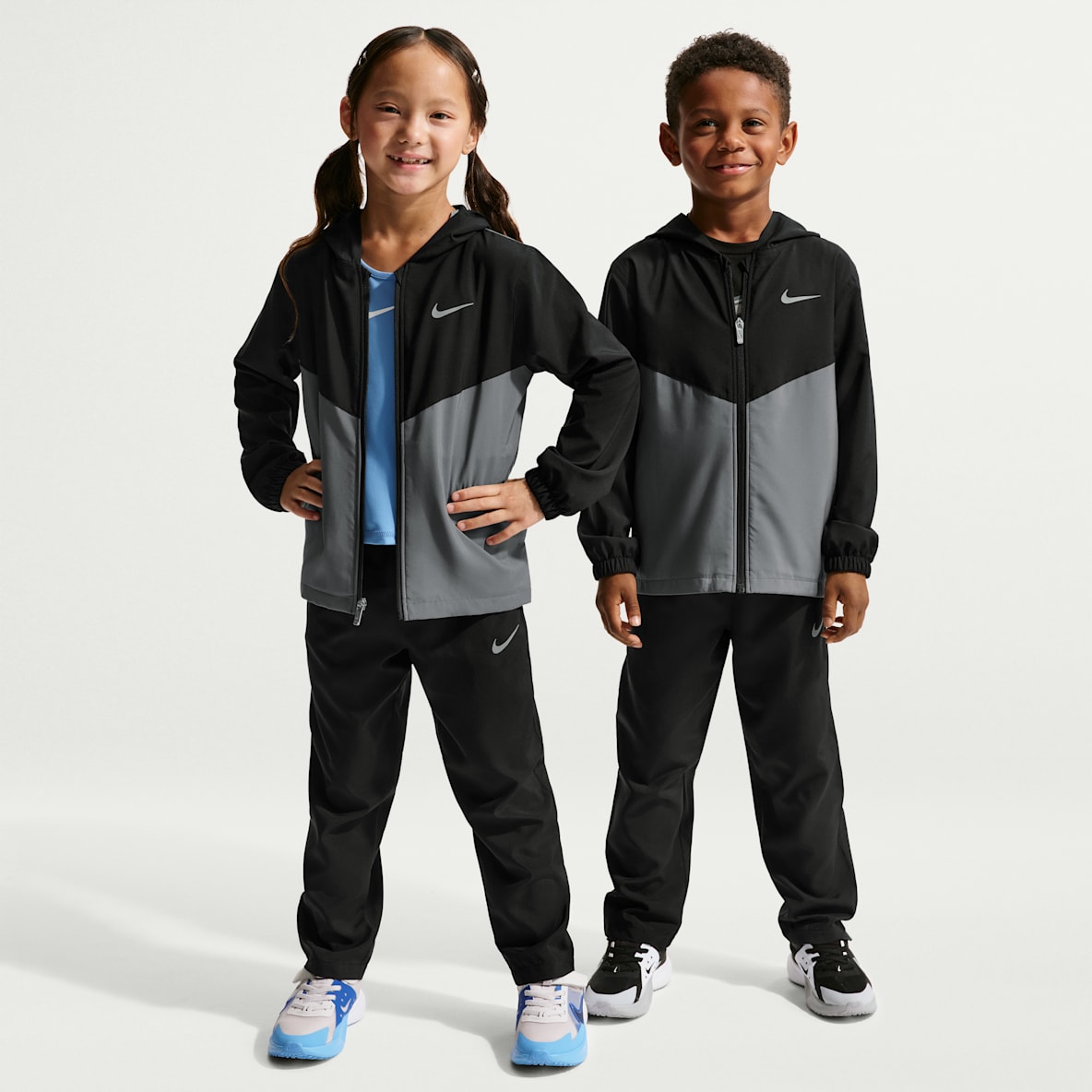 Nike Completo con pantaloni e maglia in tessuto Dri-FIT con zip a tutta lunghezza – Bambino/a