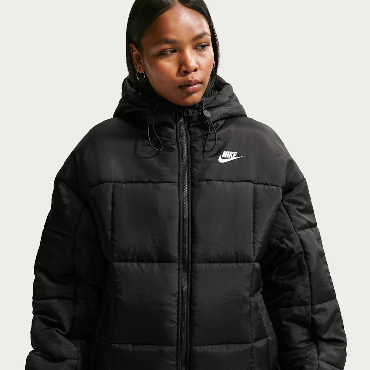 Nike Sportswear Classic Puffer Chamarra con gorro Therma-FIT holgada para mujer
