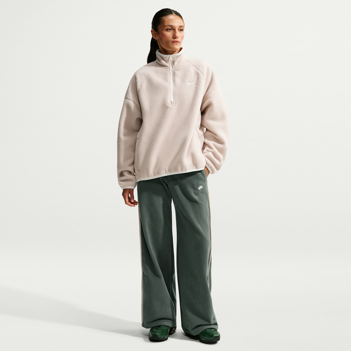 Nike Sportswear Pants de tiro medio Therma-FIT con dobladillo abierto para mujer