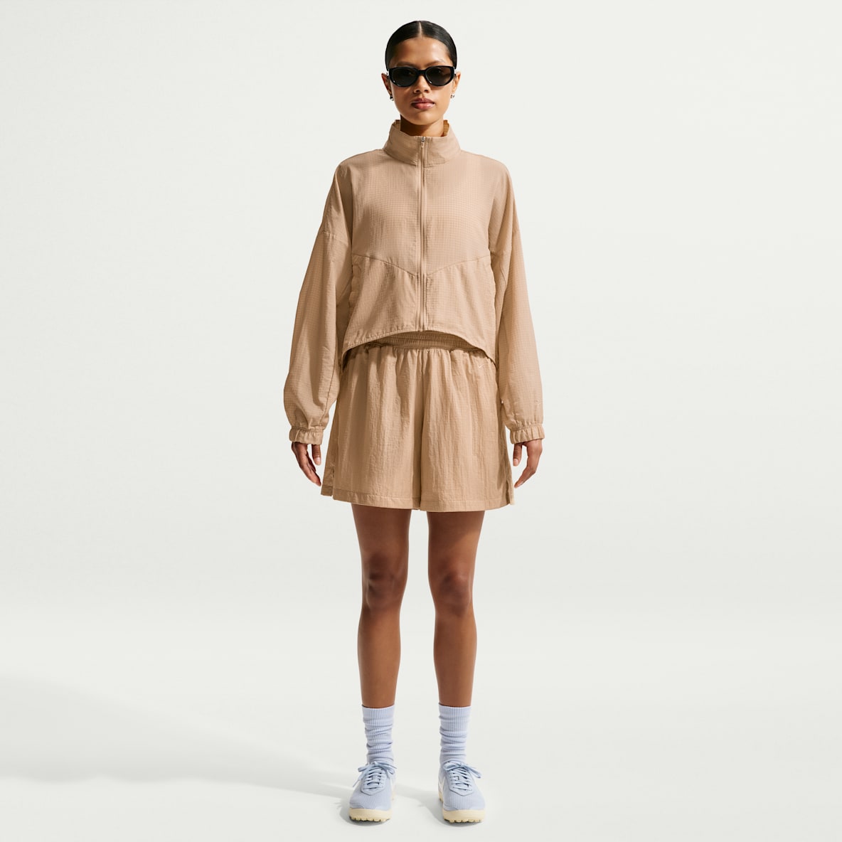 Nike Sportswear Short indéchirable léger ample à taille haute pour femme