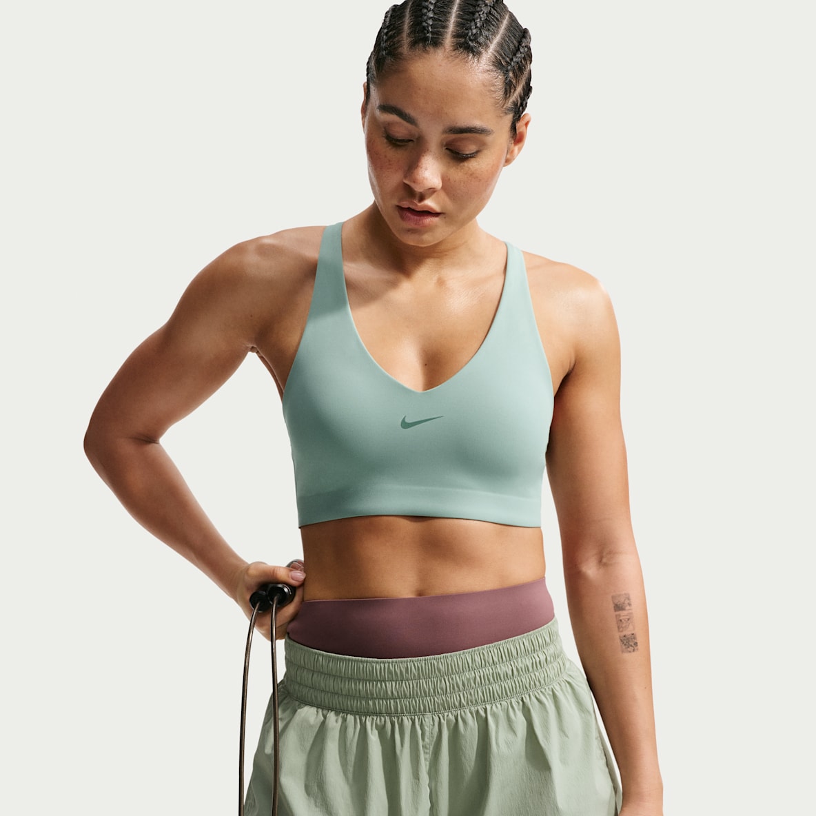 Nike Universa Sports-BH med innlegg og middels støtte til dame