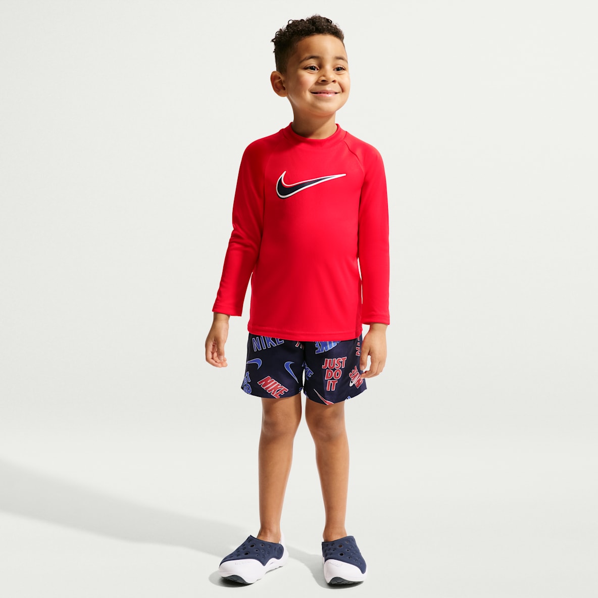 Nike Swim Breaker Logo Tape Shorts de playa o alberca con forro de ropa interior de 13 cm para niño talla pequeña