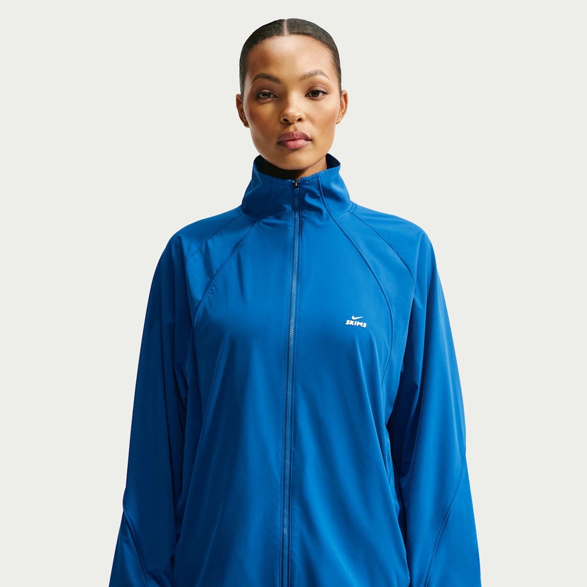 NikeSKIMS Stretch Nylon Chamarra oversized para mujer