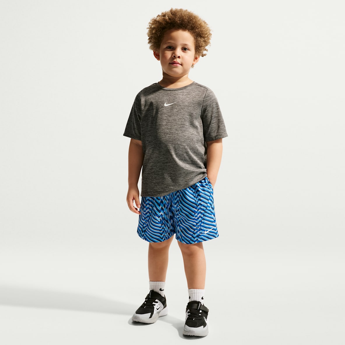 Nike Bold Move Shorts de tejido Woven Dri-FIT para niños talla pequeña