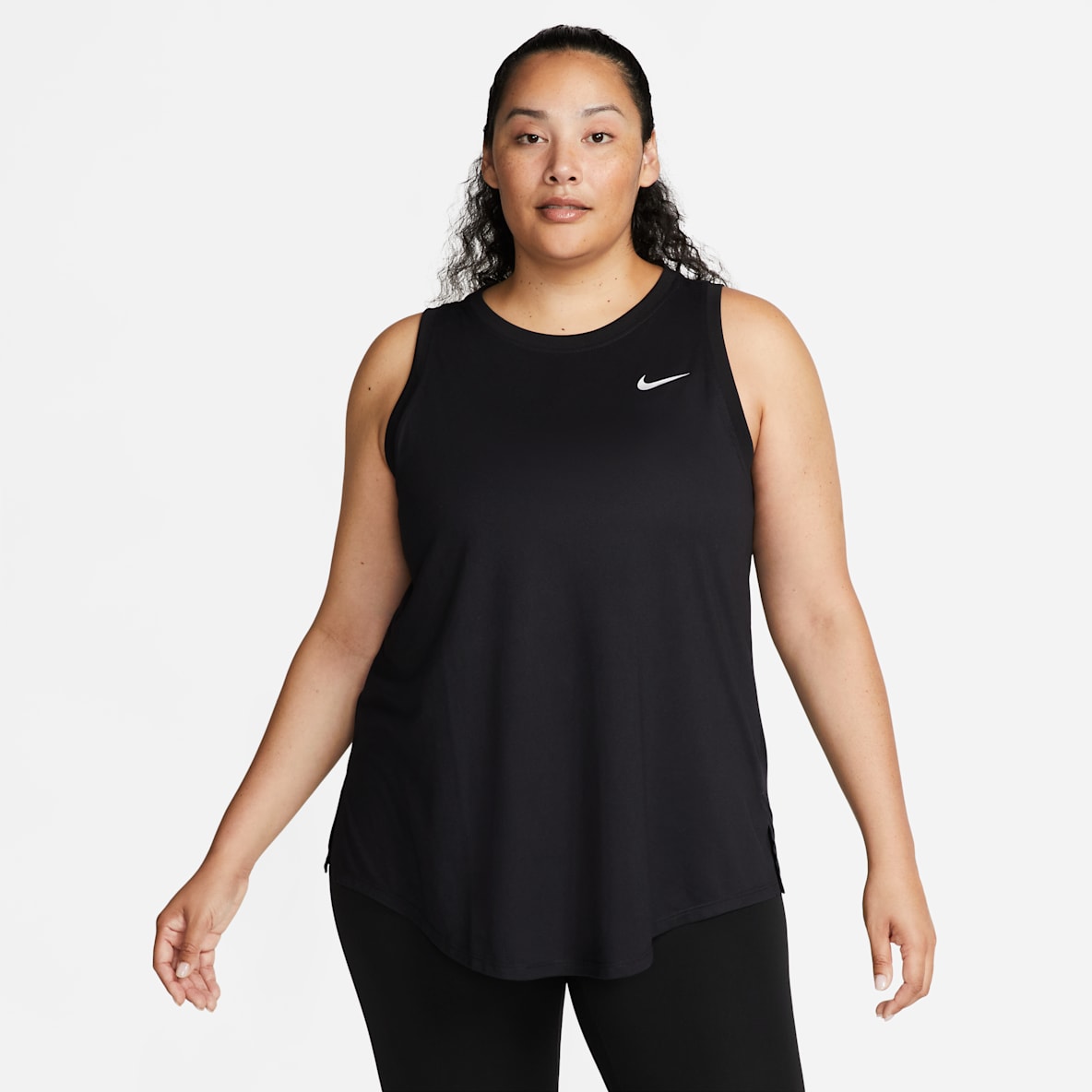 Nike Dri-FIT เสื้อกล้ามผู้หญิง (พลัสไซส์)